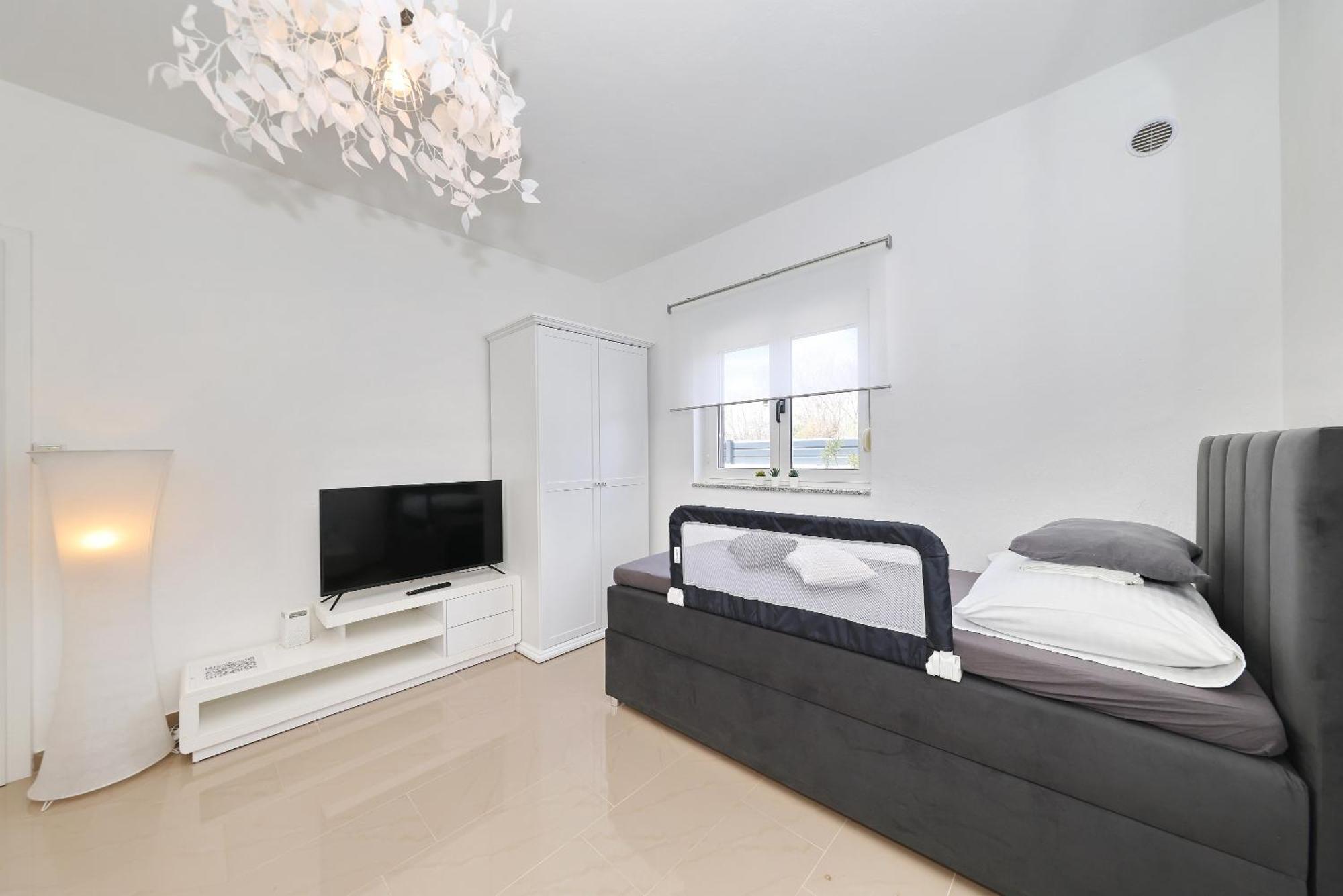 Apartments Rosini, 300M From The Beach With Shared Tavern And Bikes, 닌 외부 사진