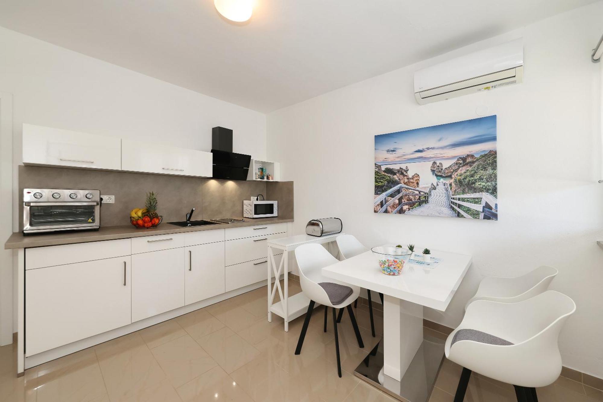 Apartments Rosini, 300M From The Beach With Shared Tavern And Bikes, 닌 외부 사진