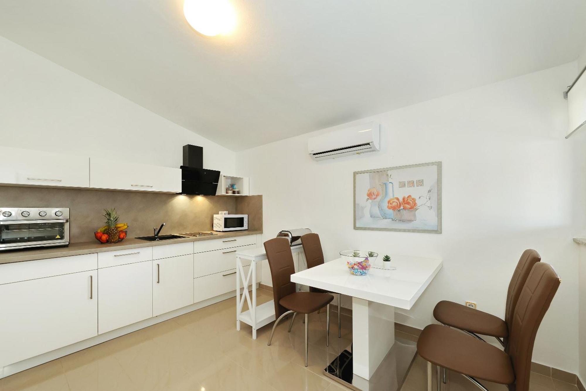 Apartments Rosini, 300M From The Beach With Shared Tavern And Bikes, 닌 외부 사진
